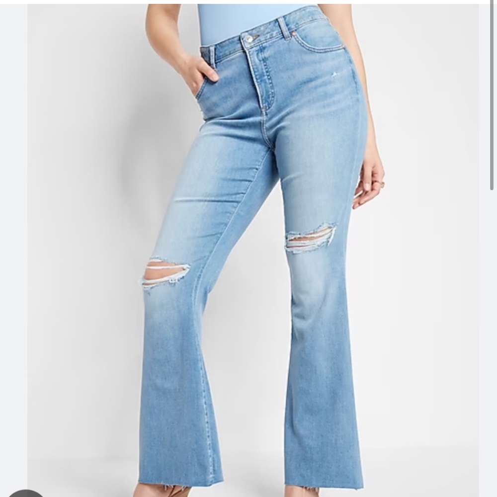 EXRESS Super Soft Stretchy Ripped High Rise Flare Light Jeans Size: 4 Regular